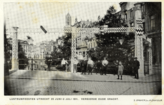 221838 Afbeelding van de straatversiering op de Bakkerbrug over de Oudegracht te Utrecht, onderdeel van de ...